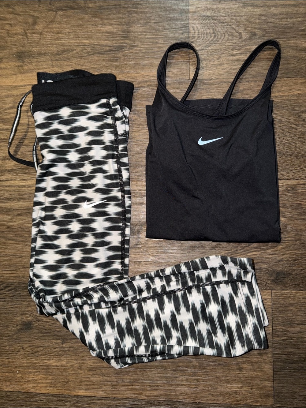 Nike Women’s XS Set. Black Tank Top and Black & White Patterned Capri Leggings